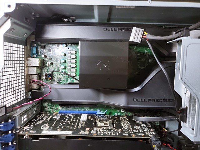 マザーボード上部には、CPUやメモリが配備。
